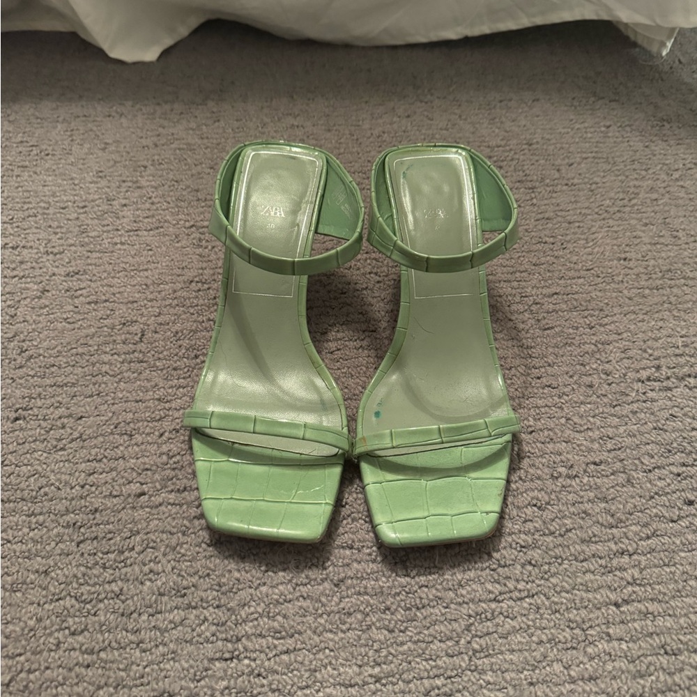 Zara size 9 green croc style